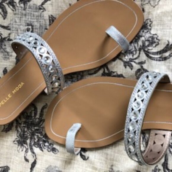 Pelle Moda Toe Loop & Embellished Strap Slip On Leather Sandal Silver Sz 9 NWOT - Picture 3 of 5